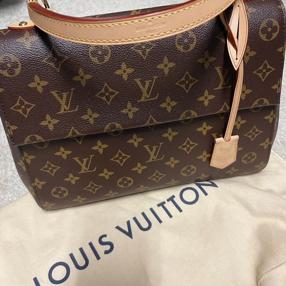 Brand New Louis Vuitton Cluny MM - Picture 5 of 7